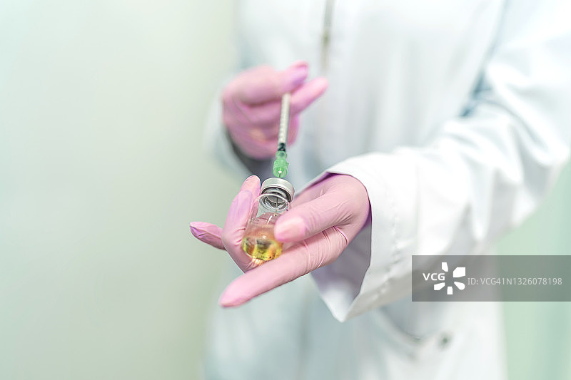 女医生准备新冠疫苗剂量图片素材