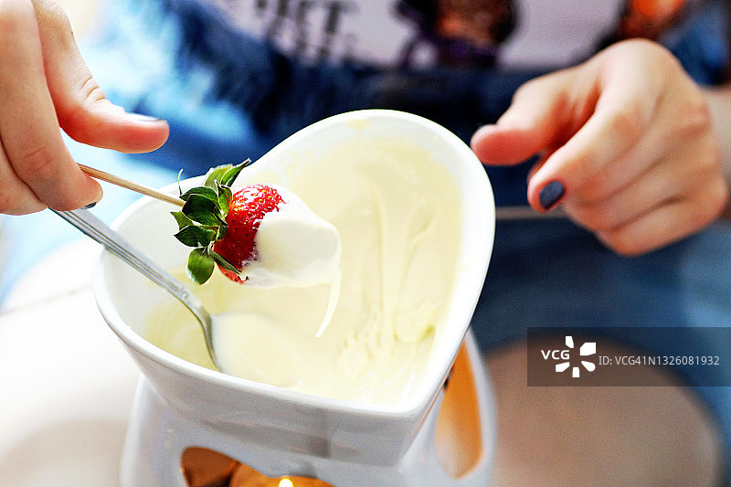 蘸着白色融化巧克力的草莓图片素材