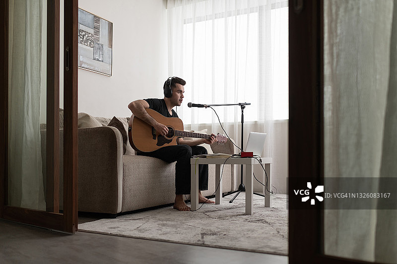 在家录制音乐的男音乐人图片素材