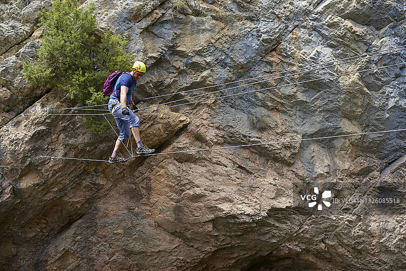 在西班牙阿拉贡特鲁埃尔攀登名为埃斯特雷乔斯·德拉霍兹的铁索攀岩路线图片素材
