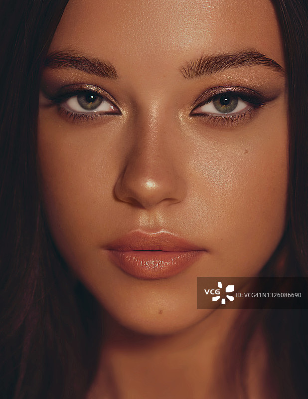 戴金色耳环的长发女人晚妆肖像图片素材