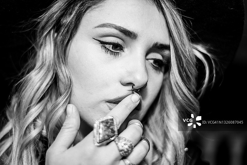 另类欧洲模特的黑白肖像图片素材