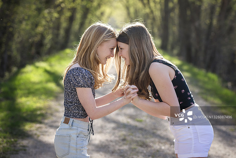 两个漂亮的少女，好朋友在户外一起玩耍图片素材