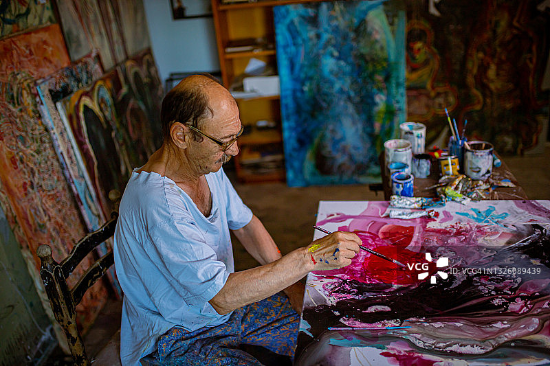 凌乱的年长潮人艺术家图片素材