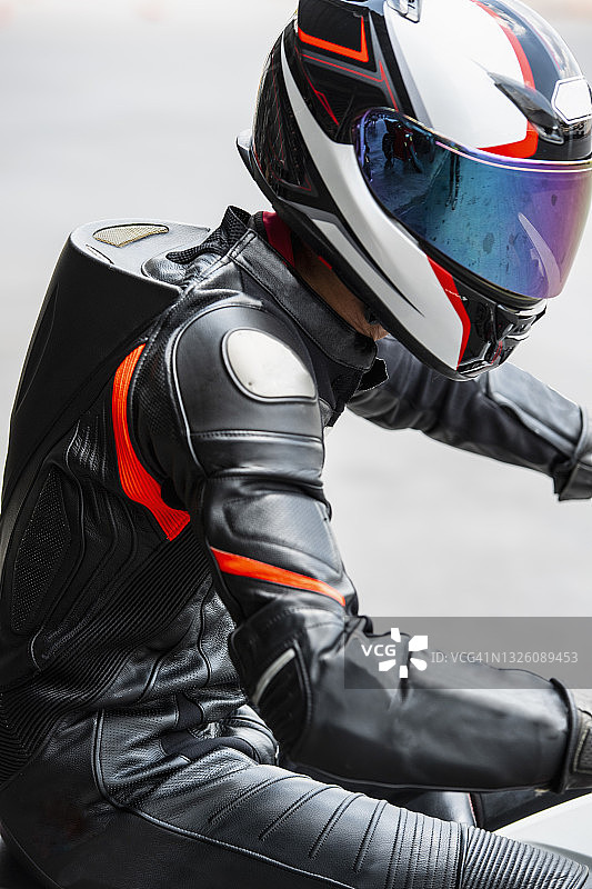 在曼谷赛道上穿着赛车服的男人图片素材