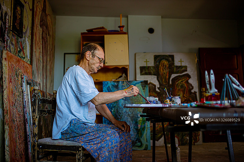 他的专长是油画图片素材