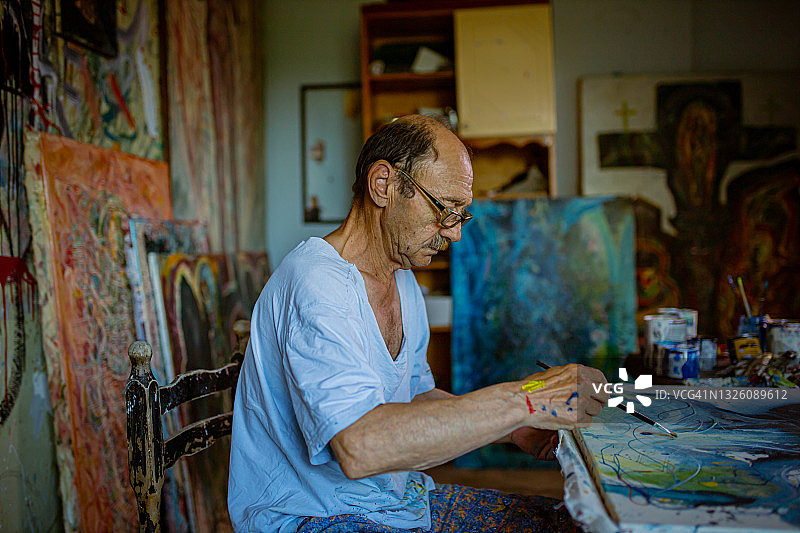 他也许年迈，但仍有独特的绘画风格图片素材