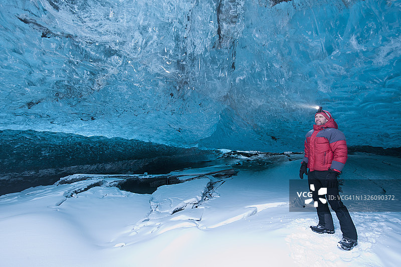 探索瓦特纳冰川下的冰洞——欧洲最大的冰川图片素材