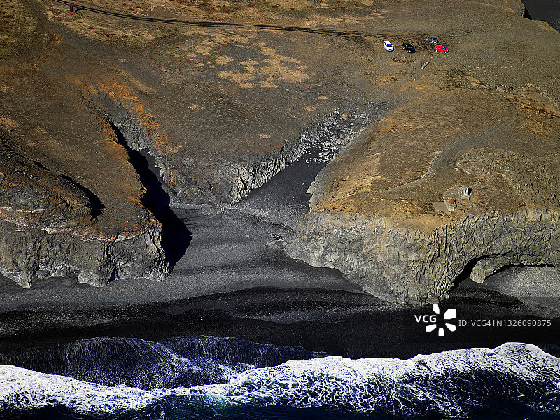 冰岛Reynisfjara海滩的崎岖海岸航拍图片素材