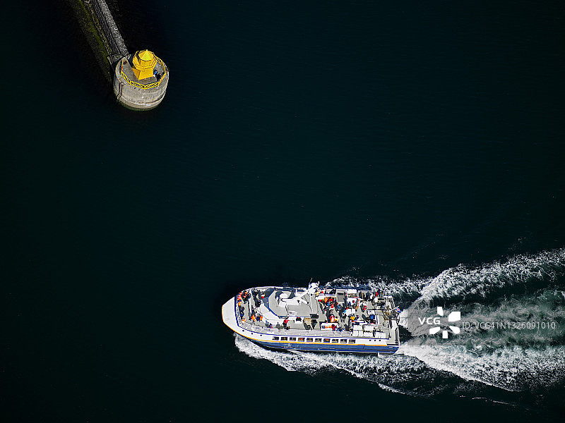 观鲸船返回雷克雅未克港口的航拍景色图片素材