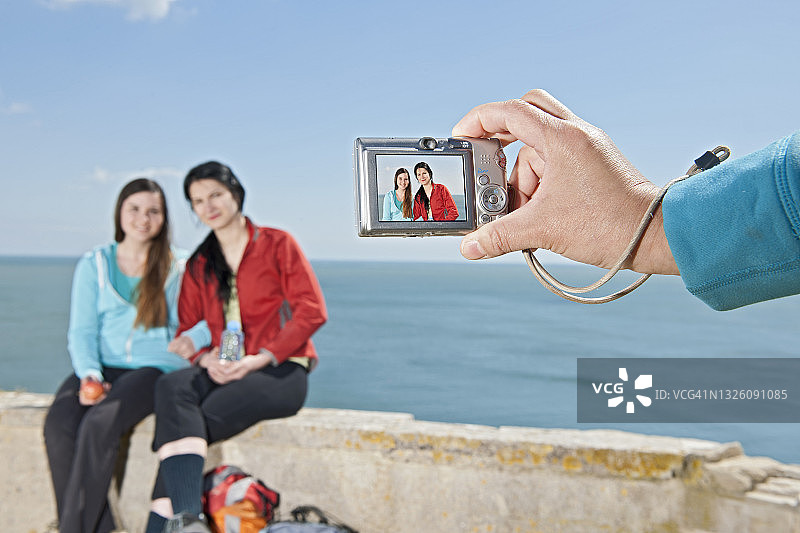 在英国斯瓦尼奇，两位朋友合影图片素材