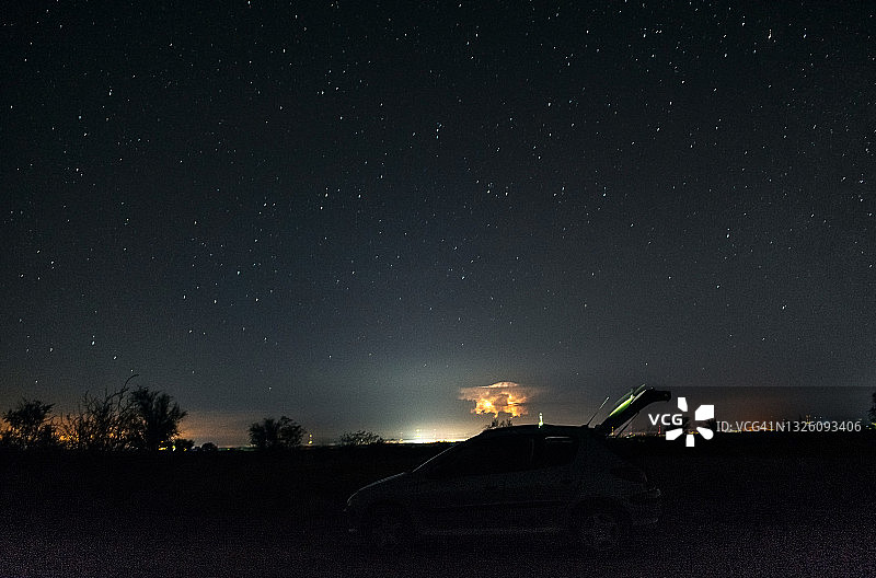 星空下黑暗道路上的汽车图片素材