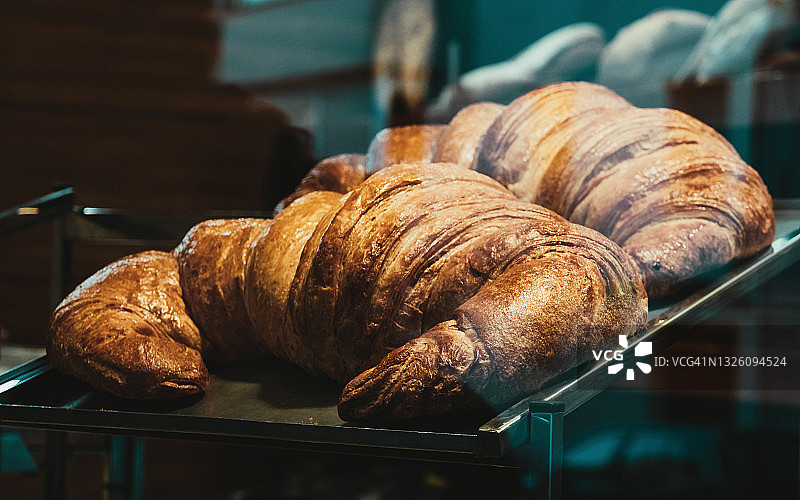 金属托盘上的工匠黄油牛角包图片素材