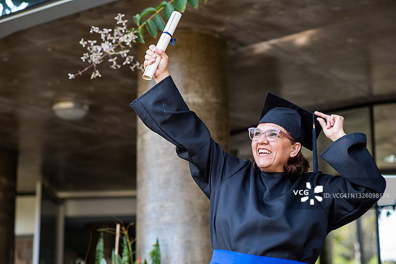 毕业典礼上的年长女性图片素材