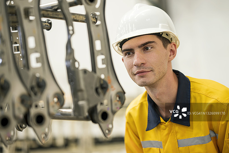 汽车工业中的供应链管理：生产线工人在仓库中检查底盘零件库存，准备交付给客户图片素材