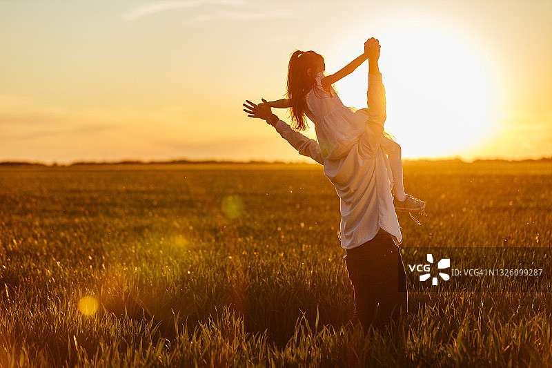 乡间无忧无虑的父女温馨时刻图片素材