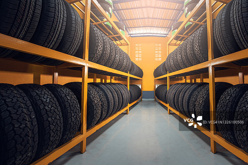 仓库中的大型汽车轮胎，汽车商店货架上的汽车轮胎图片素材