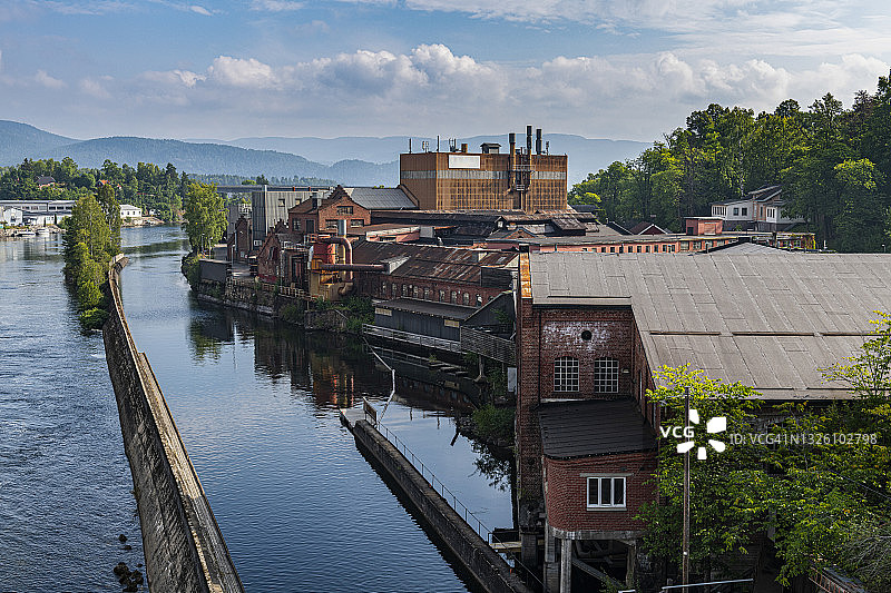 挪威韦斯特福尔-泰勒马克郡于勒福斯：于勒福斯船闸沿岸建筑鸟瞰图片素材