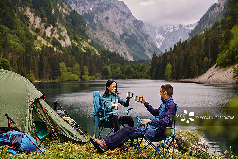 一对在露营地喝咖啡的年轻情侣图片素材