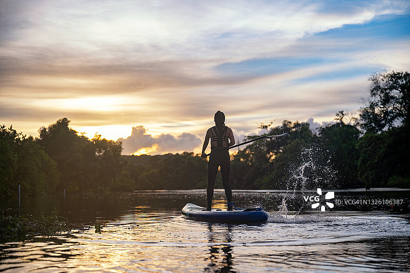 在桨板上的女人图片素材