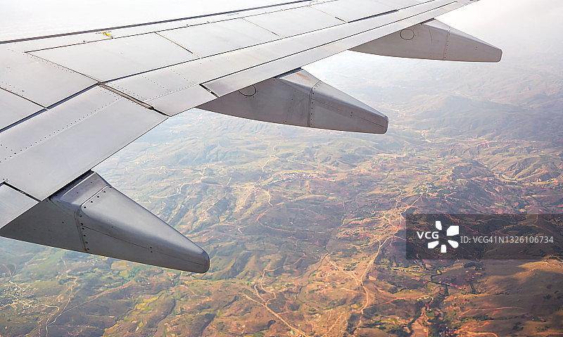 从商用飞机舷窗望去，非洲山脉景观模糊可见图片素材