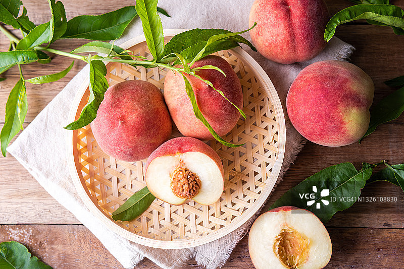 木桌上的新鲜甜桃图片素材