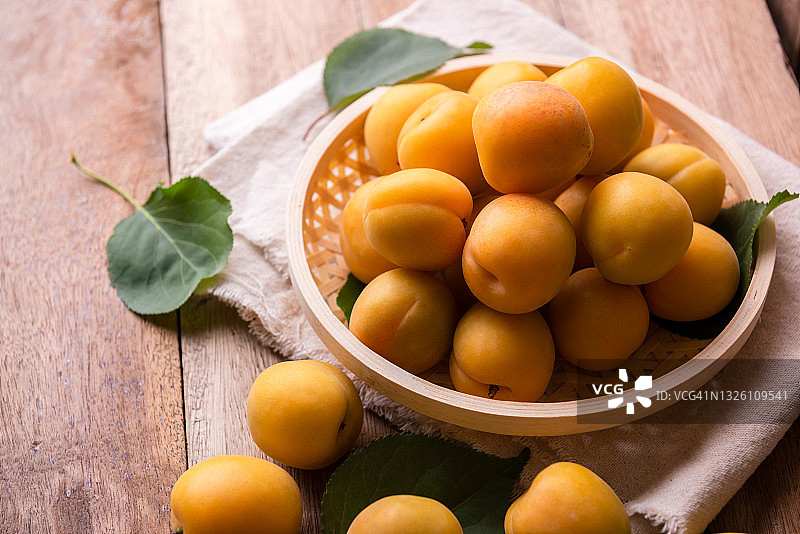 特写：美味的成熟杏子图片素材