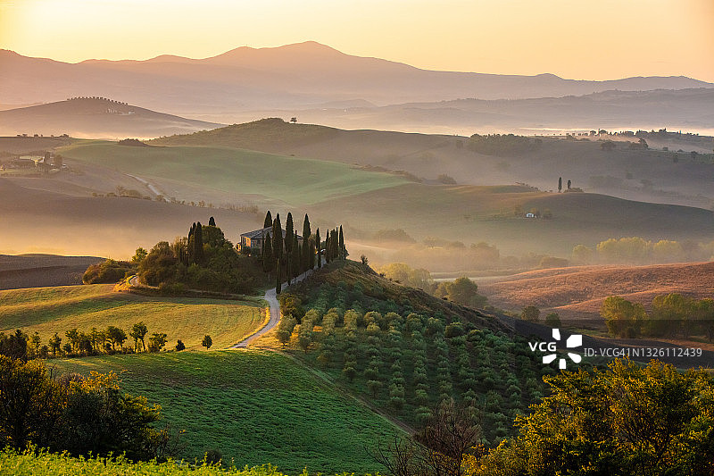雾气蒙蒙的日出景观图片素材
