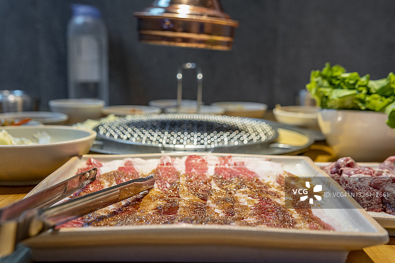 韩式烤肉店的生肉片图片素材