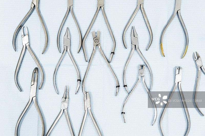 诊所内的清洁牙科镊子图片素材