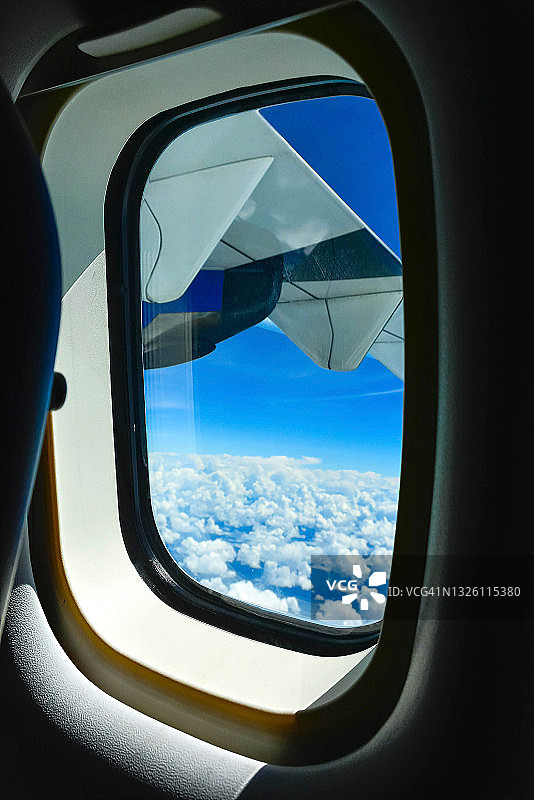 乘客座位视角：飞机舷窗外的云彩图片素材