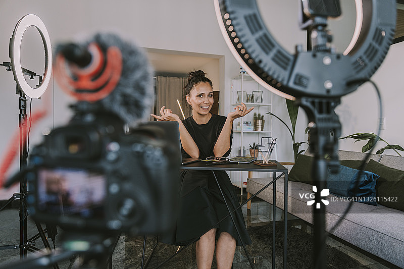 在家做视频博客的女职业人士正在做手势图片素材
