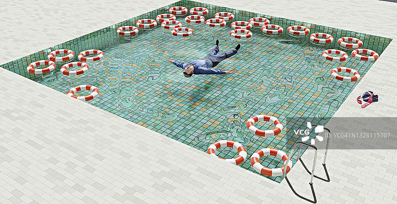 身着全套服装的办公室职员在充满救生圈的游泳池中放松图片素材