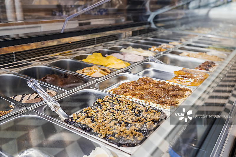 商店里陈列的不同口味冰淇淋图片素材