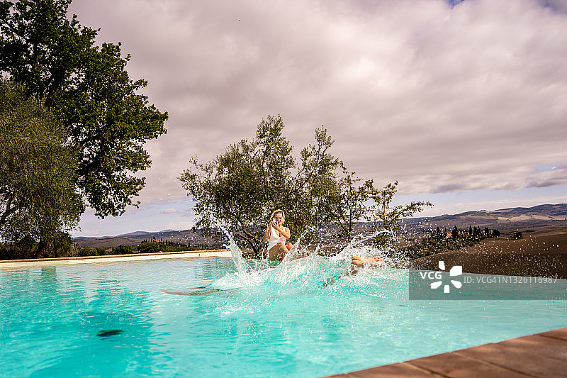 情侣在泳池中享受时光图片素材