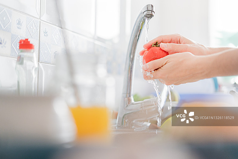 清洗西红柿图片素材