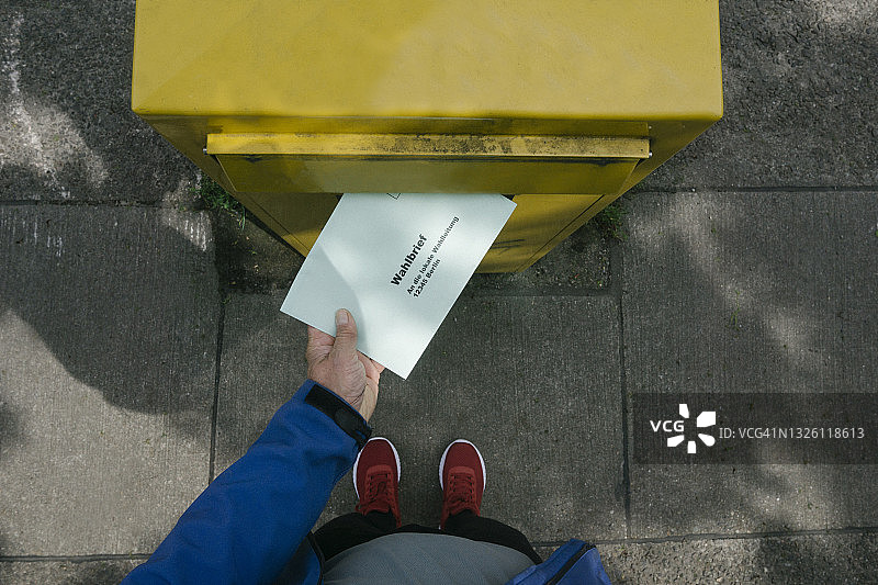 男子将选票放入邮箱图片素材