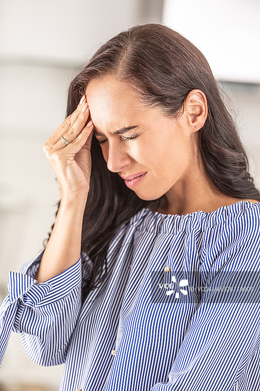 严重头痛，触摸太阳穴的女人图片素材