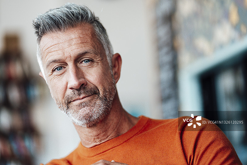 年长的男人盯着咖啡馆图片素材