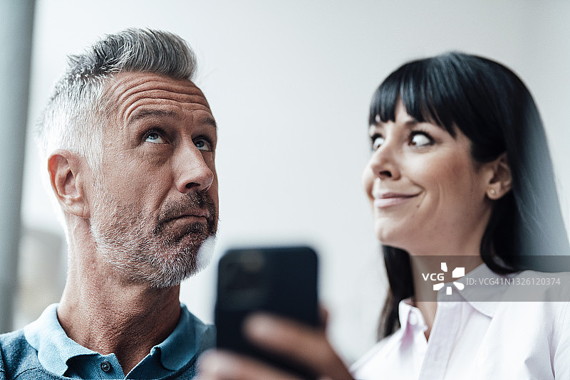 在咖啡馆做鬼脸的商务情侣图片素材