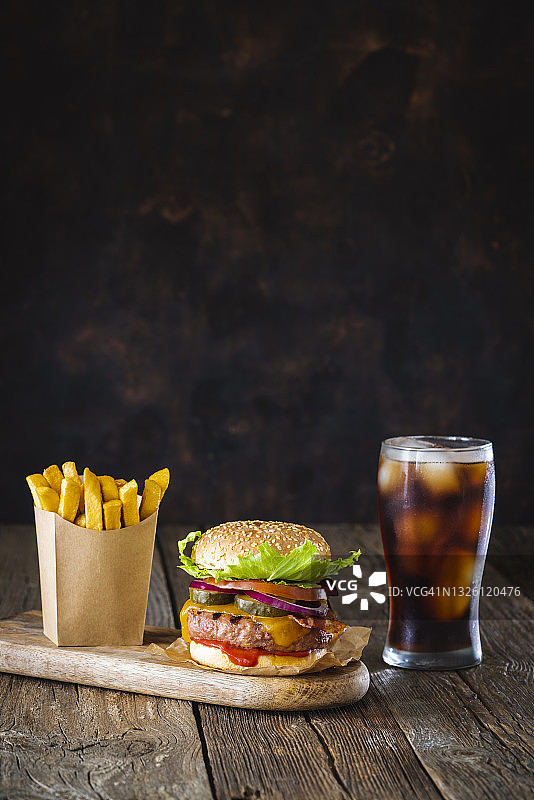 汉堡套餐：可乐、薯条和牛皮纸盒图片素材