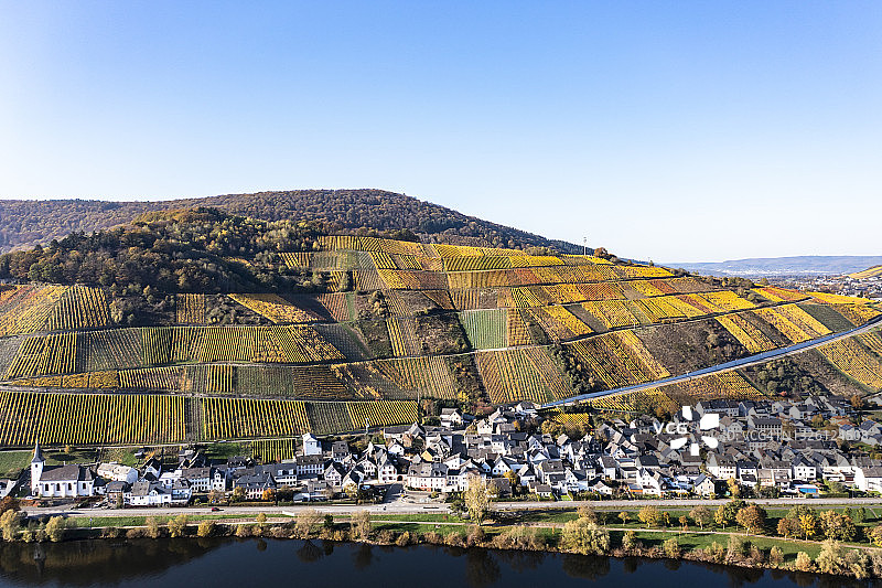 德国莱茵兰-普法尔茨：乡村村庄和山坡葡萄园的直升机视角图片素材