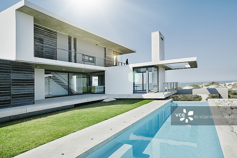 中年男人站在阳台上图片素材