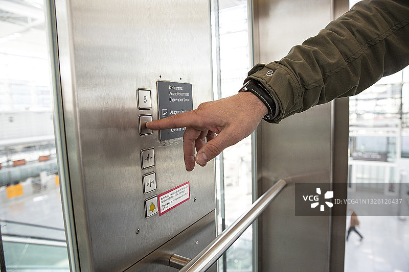 男人在电梯里按按钮图片素材