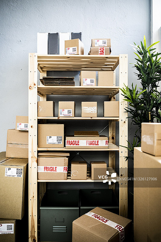 配送仓库货架上的包裹图片素材