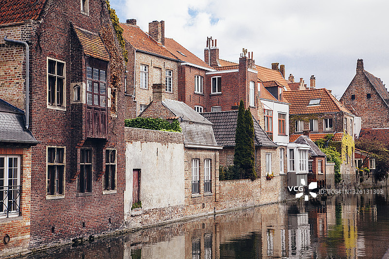 比利时西弗兰德斯布鲁日城市运河沿岸的老城区房屋图片素材