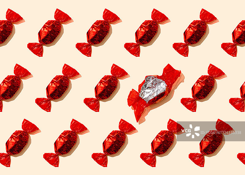 红色糖果行列图案，含单个空包装纸图片素材