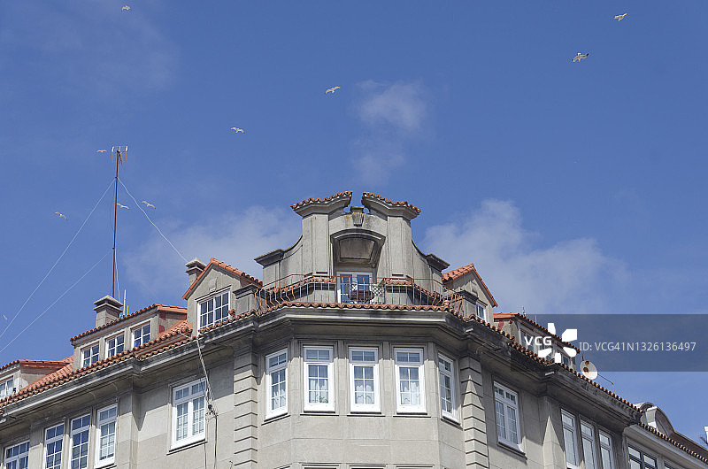 公寓楼外观，飞鸟图片素材