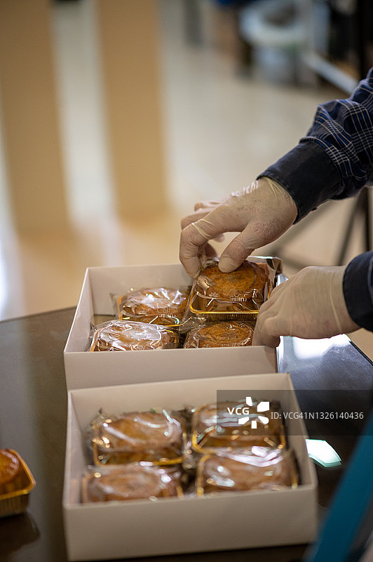 自制中式月饼，已装入塑料袋并放入纸盒图片素材