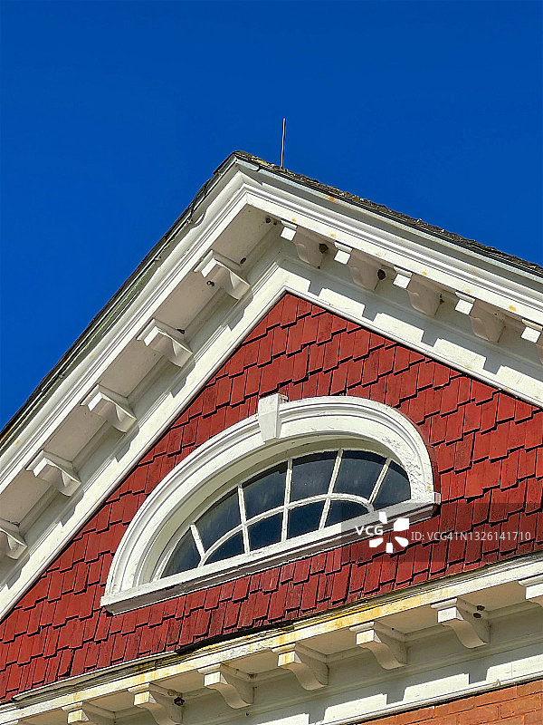 仰视建筑上部的瓦片和三角形图片素材